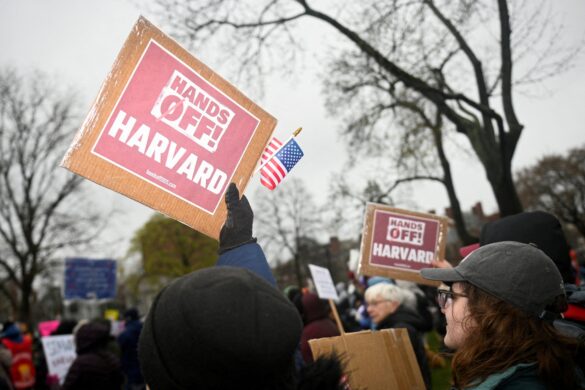 trump-diz-que-harvard-pode-perder-isencao-de-impostos-e-acusa-universidade-de-promover-ideologia-e-terrorismo